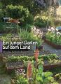 Ein junger Garten auf dem Land