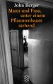 Mann und Frau, unter einem Pflaumenbaum stehend